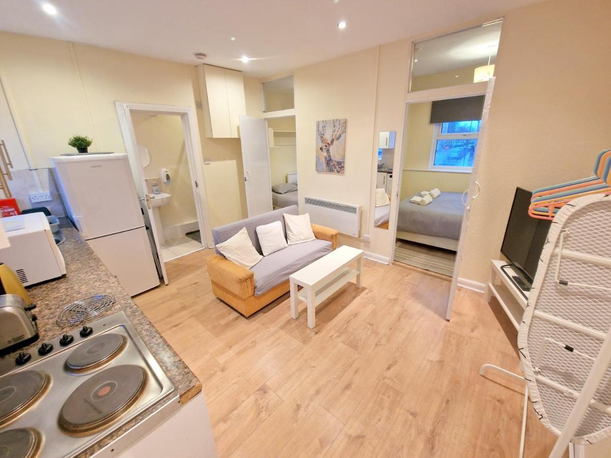 Super Studio With Two Bedrooms - Five Minutes From The Station! London Exterior photo