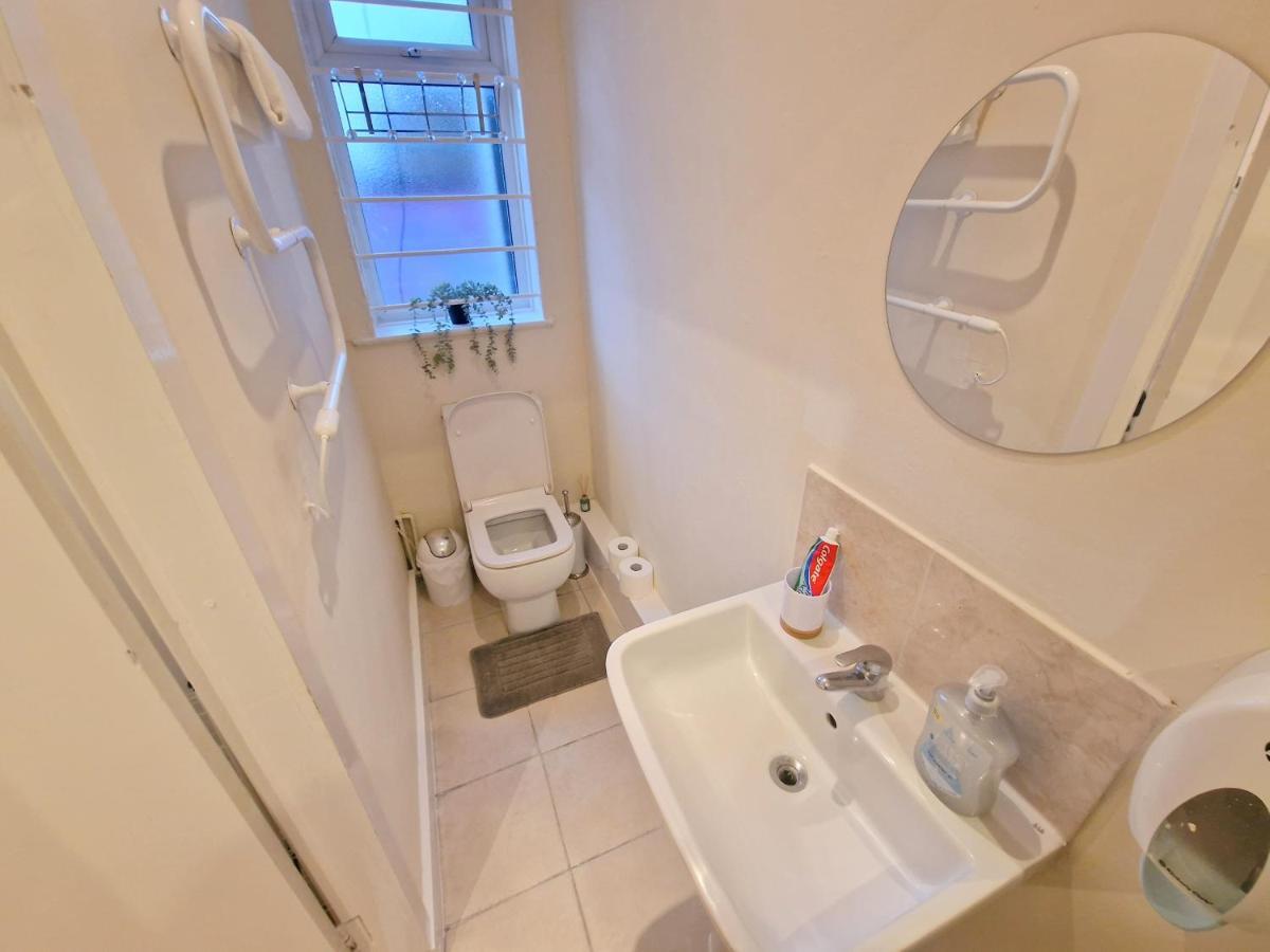 Super Studio With Two Bedrooms - Five Minutes From The Station! London Exterior photo