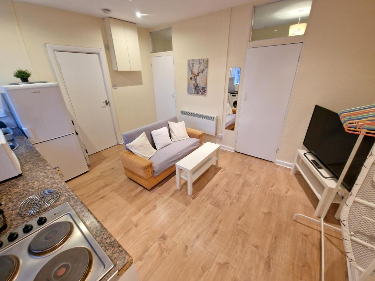 Super Studio With Two Bedrooms - Five Minutes From The Station! London Exterior photo
