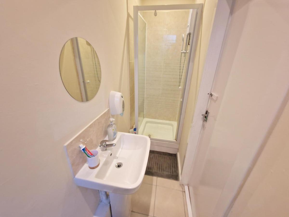 Super Studio With Two Bedrooms - Five Minutes From The Station! London Exterior photo